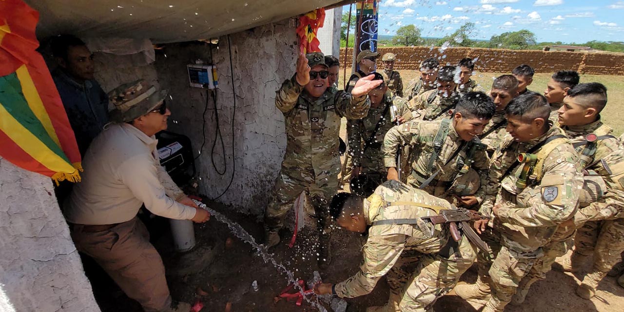 Luego de entregar el pozo de agua los soldados mostraron su alegría. | Foto: Defensa