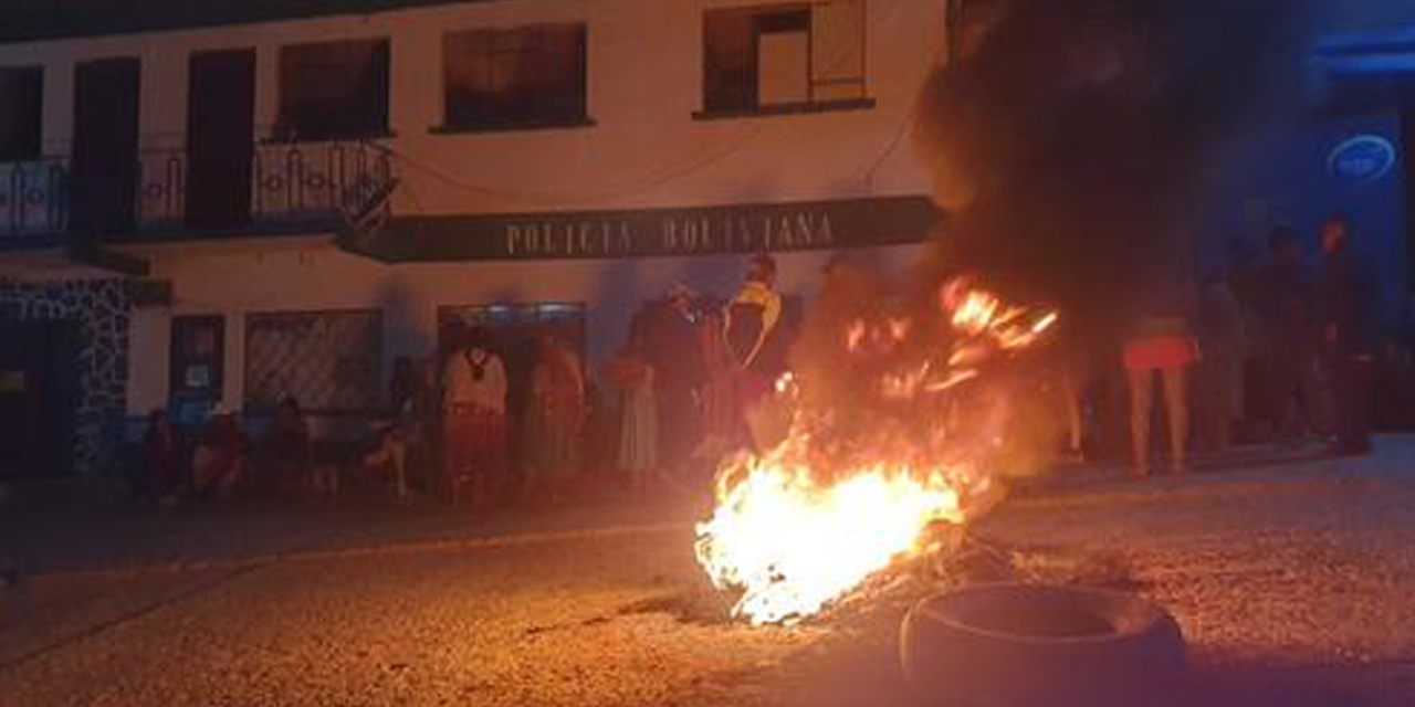 Familiares de la víctima ante oficinas de la Policía en Coripata. Foto: Yungas.com.bo