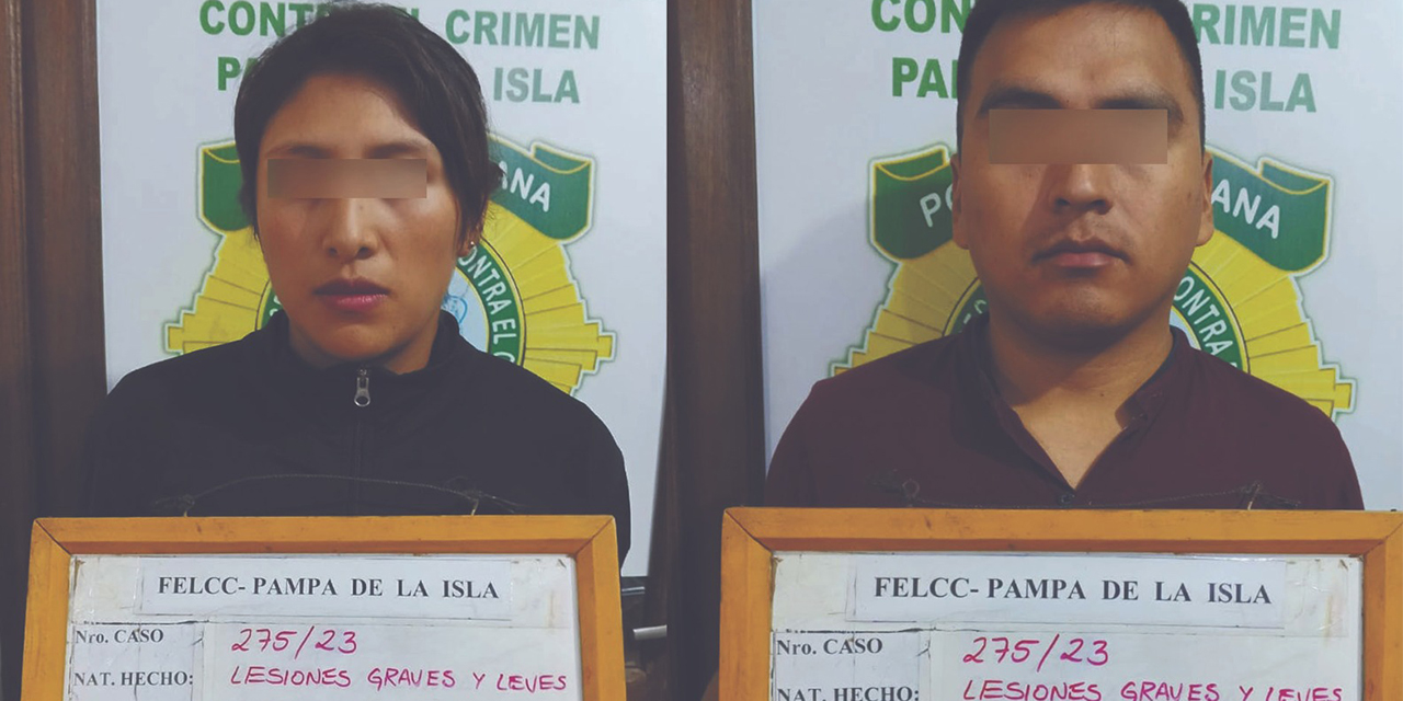 Los dos policías que fueron aprehendidos por golpear a un hombre. 