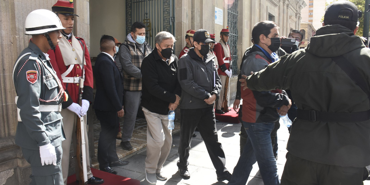 Involucrados y personal de la Fiscalía salen del Palacio Quemado. (Foto: Gonzalo Jallasi)