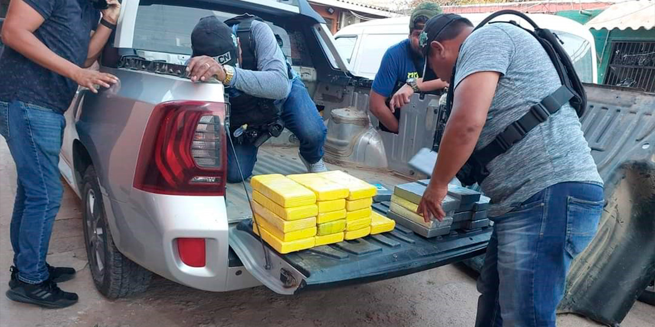 Oficiales de la FELCN requisan el vehículo. (Foto: Viceministerio de Defensa  Social)