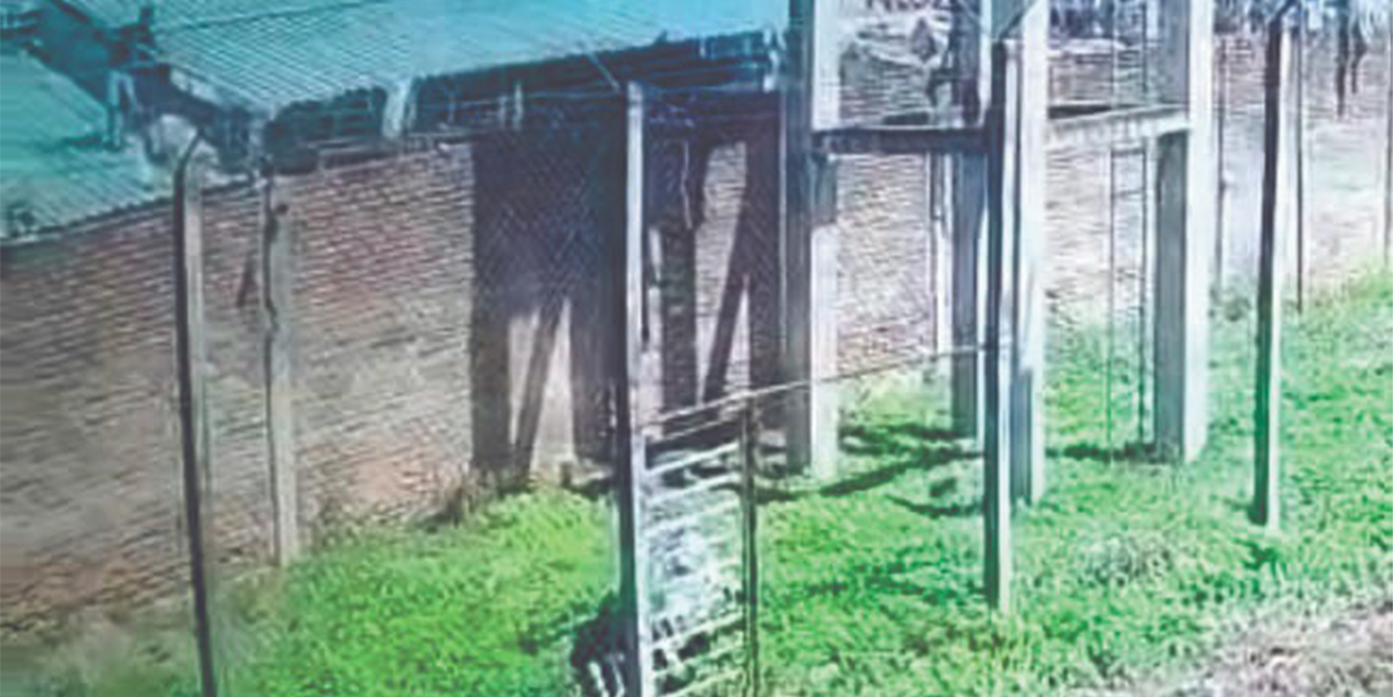 Momento en el que los reos trataban de huir del centro penitenciario. (Foto: DRP)