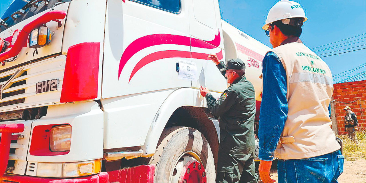 Operativo de la ANH en el que se incautaron dos cisternas con combustible. (Foto: FOTO:  ANH)