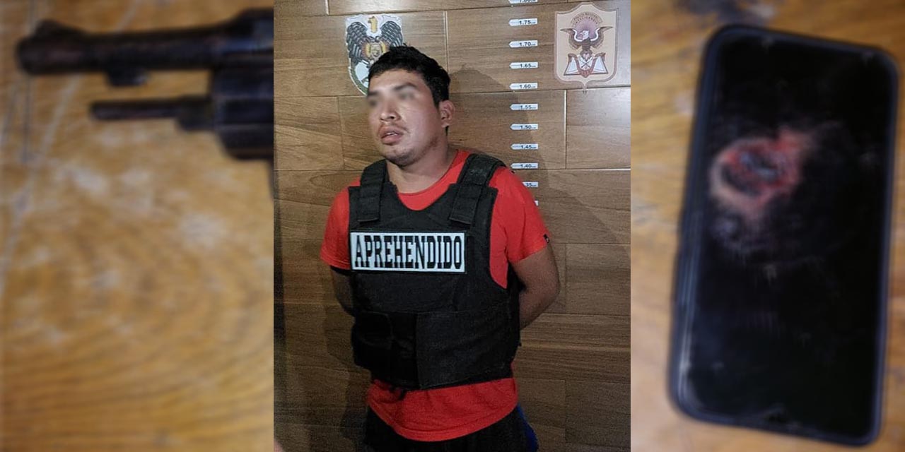 El sujeto fue encontrado con un arma y un celular con un impacto bala y sangre. | Foto: Ministerio de Gobierno