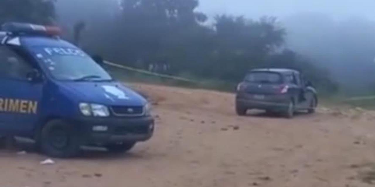 El vehículo que fue abandonado en inmediaciones de la escena del crimen. | Foto: RRSS