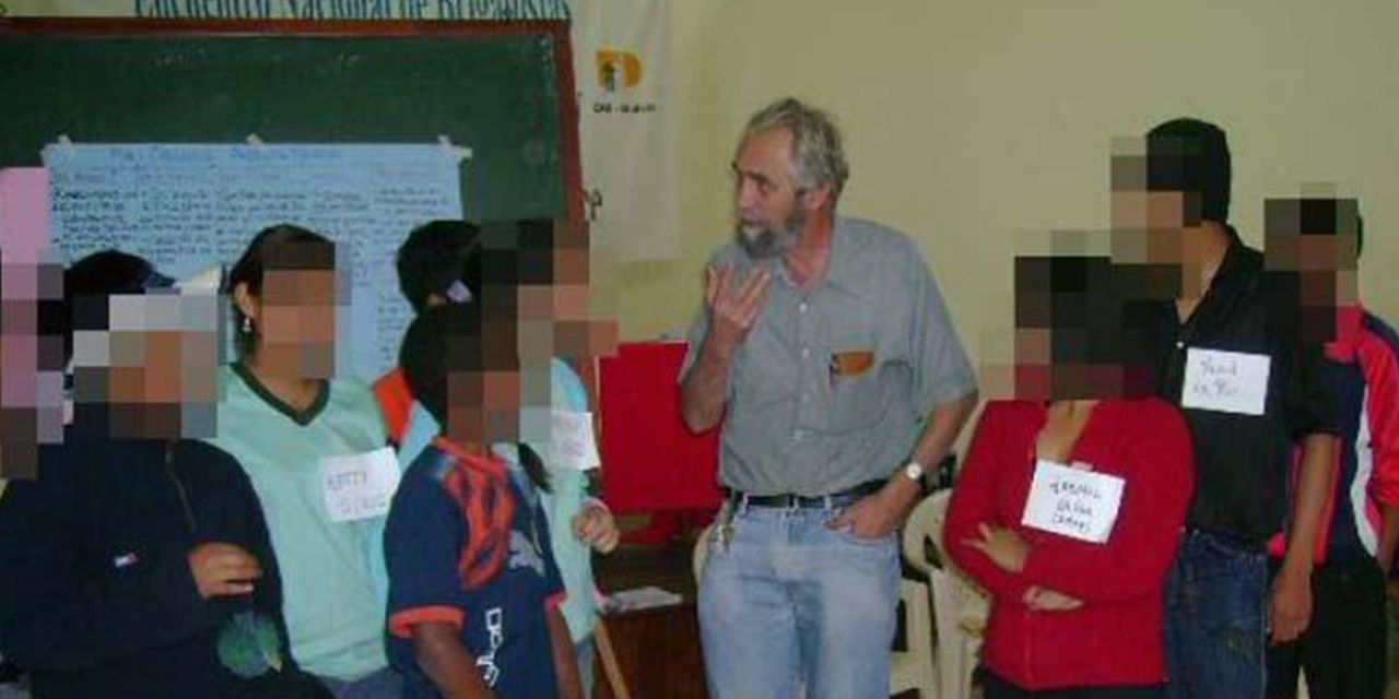 El padre Jorge Vila en Bolivia junto a niños. (Foto: Archivo)