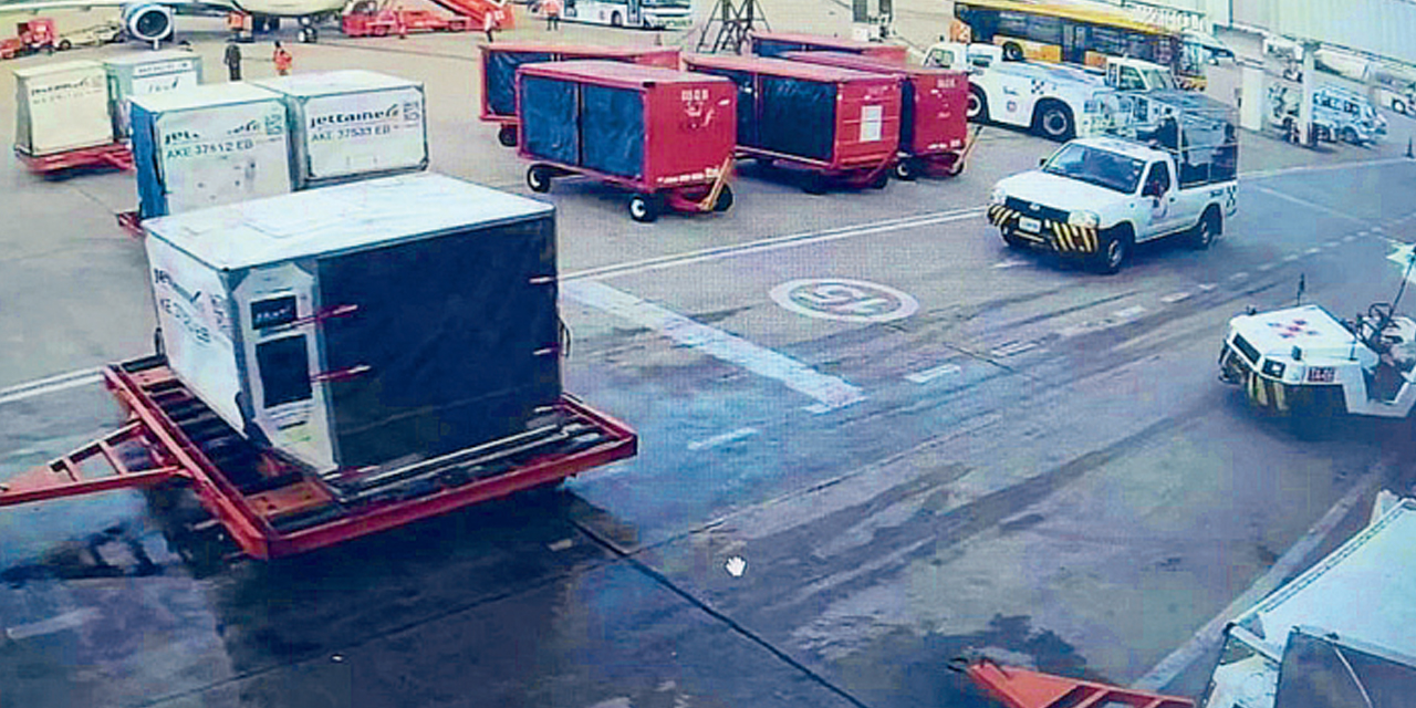 La zona de embarque de la carga internacional. (Foto: Min Gob)  Sistema financiero otorga el 72,3 % de créditos al sector productivo Más de Bs 36,8 MM, en créditos, van a la industria manufacturera, mientras que el sector de la agricultura y ganadería recibió más de Bs 26,7 millones. Al primer trimestre de 2023, del total de créditos que el sistema financiero otorga a las unidades económicas, el 72,3% corresponde al sector productivo, según datos de la Autoridad de Supervi-sión del Sistema Financiero (ASFI).