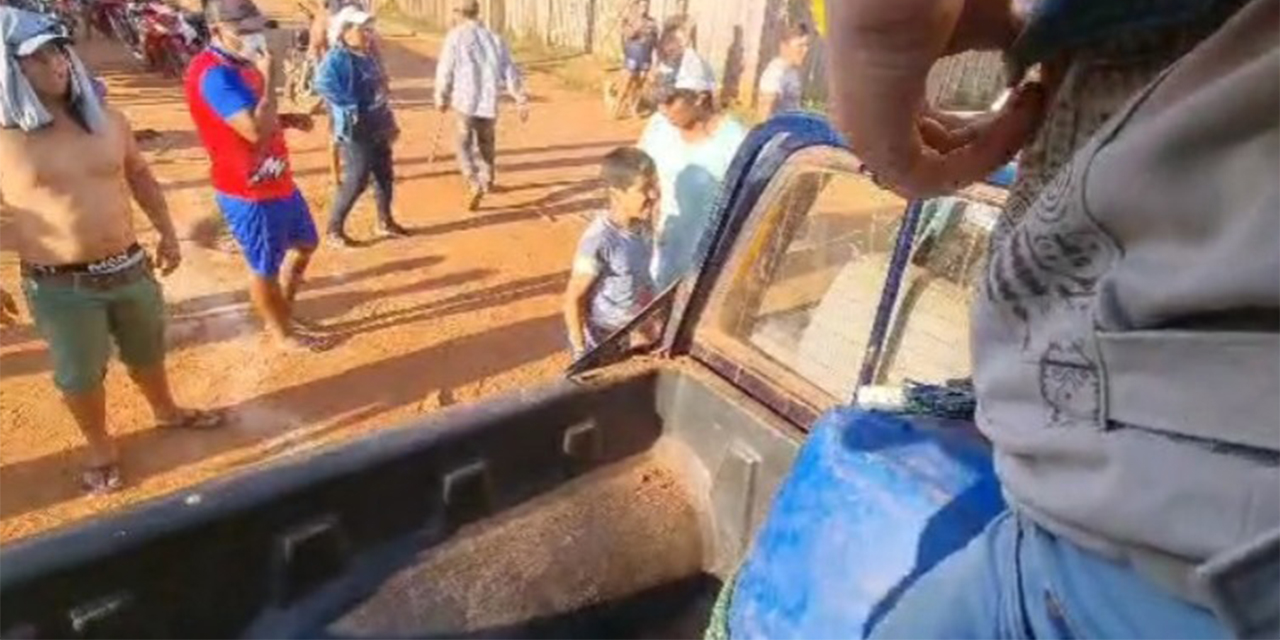 Funcionarios de la ANH y trabajadores de Bolivia TV fueron emboscados por presuntos contrabandistas en Guayamerín