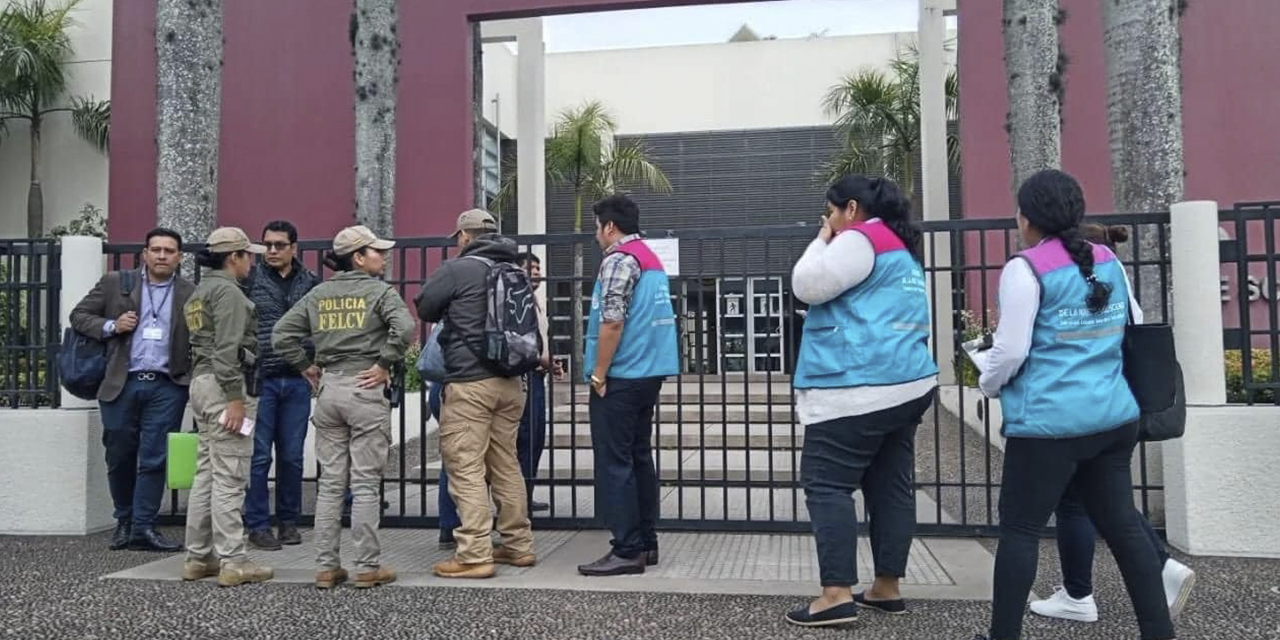 Comisión de investigadores en puertas del Colegio Alemán, en Santa Cruz. (Foto: RRSS)