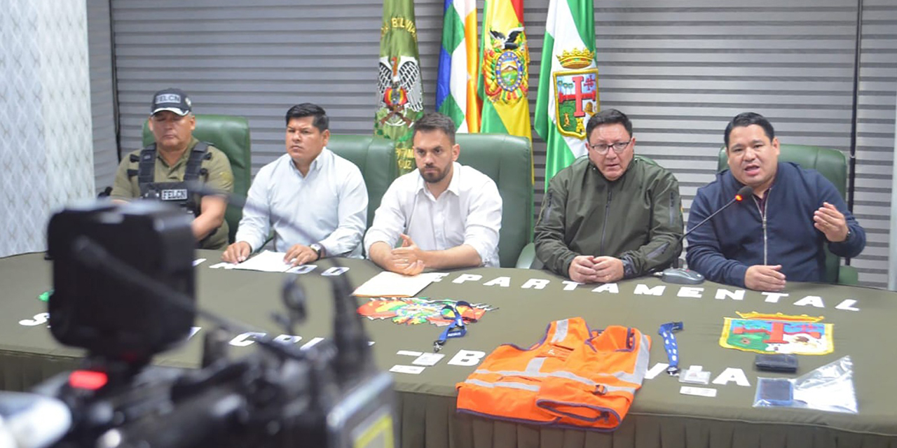 El ministro de Gobierno, Eduardo Del Castillo, junto a otras autoridades. (Foto: Ministerio de Gobierno)