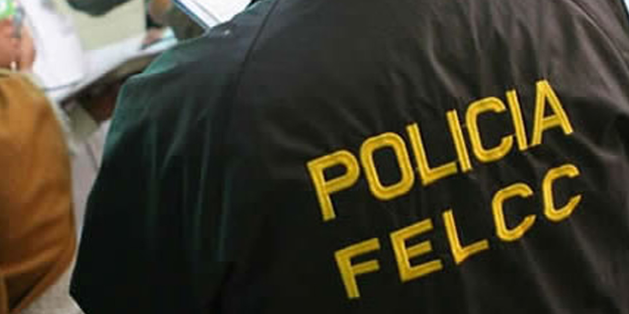 Miembros de la Felcn y la Fiscalía en el aeropuerto de Viru Viru. Foto: APG