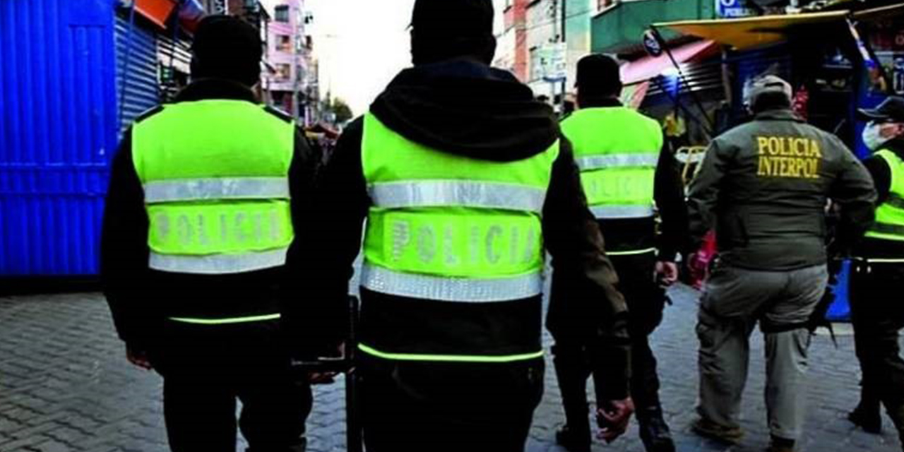 Policías realizan controles en las calles paceñas. (Foto: Min. de Gobierno)