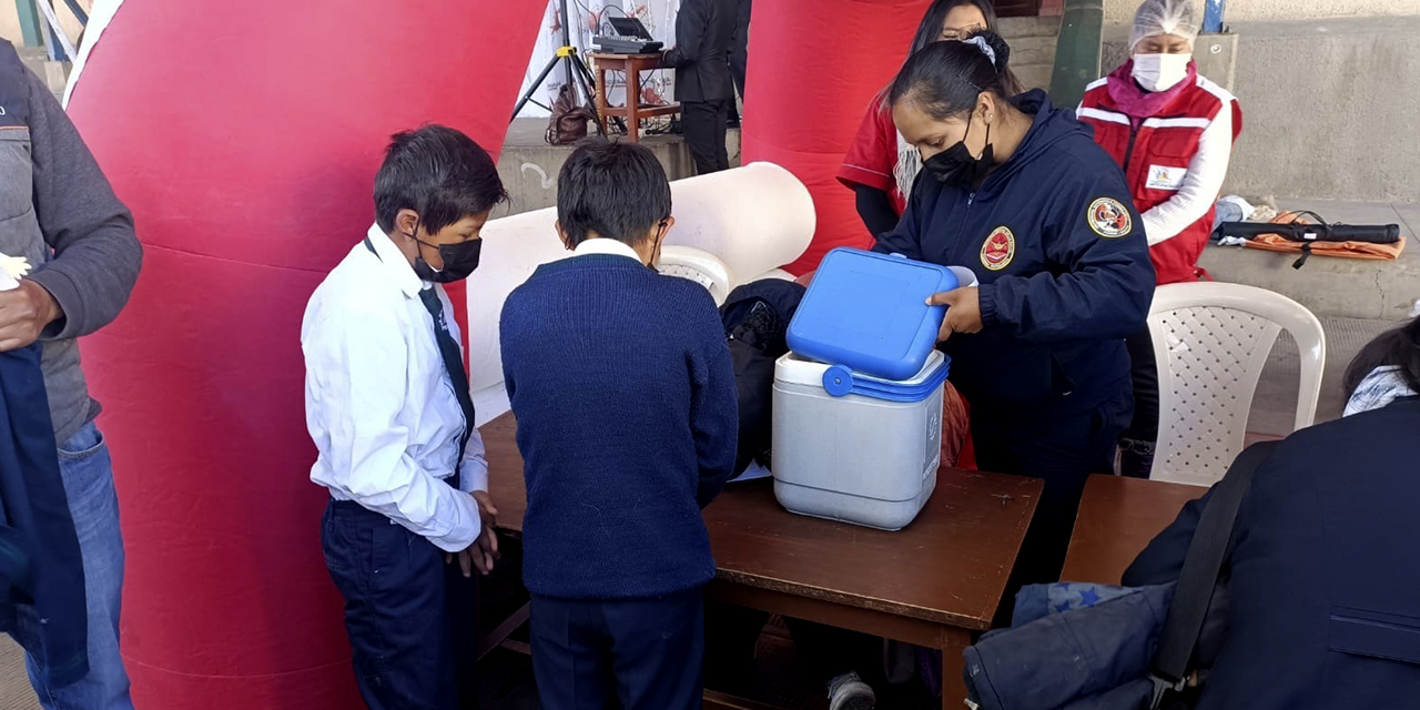 Personal de Salud inocula a niños en Potosí.  