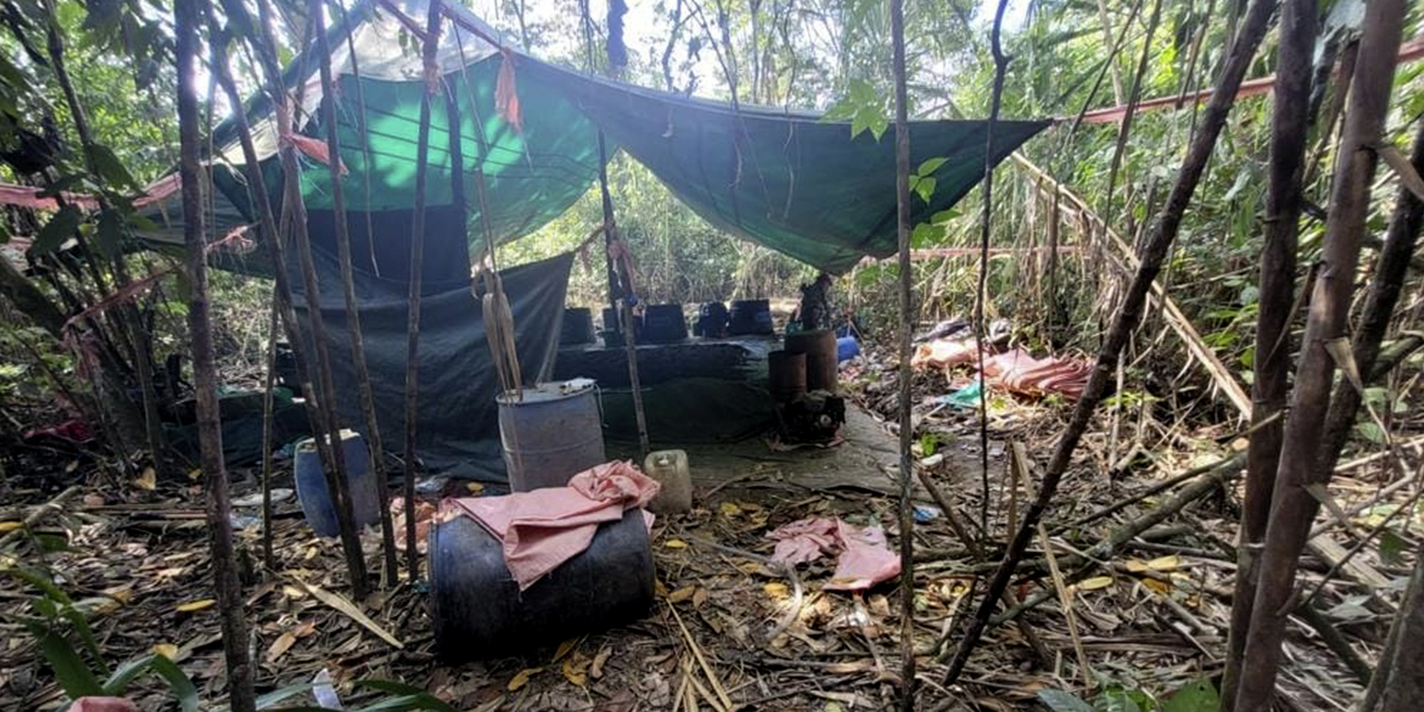 Uno de los laboratorios que fue destruido por efectivos policiales.