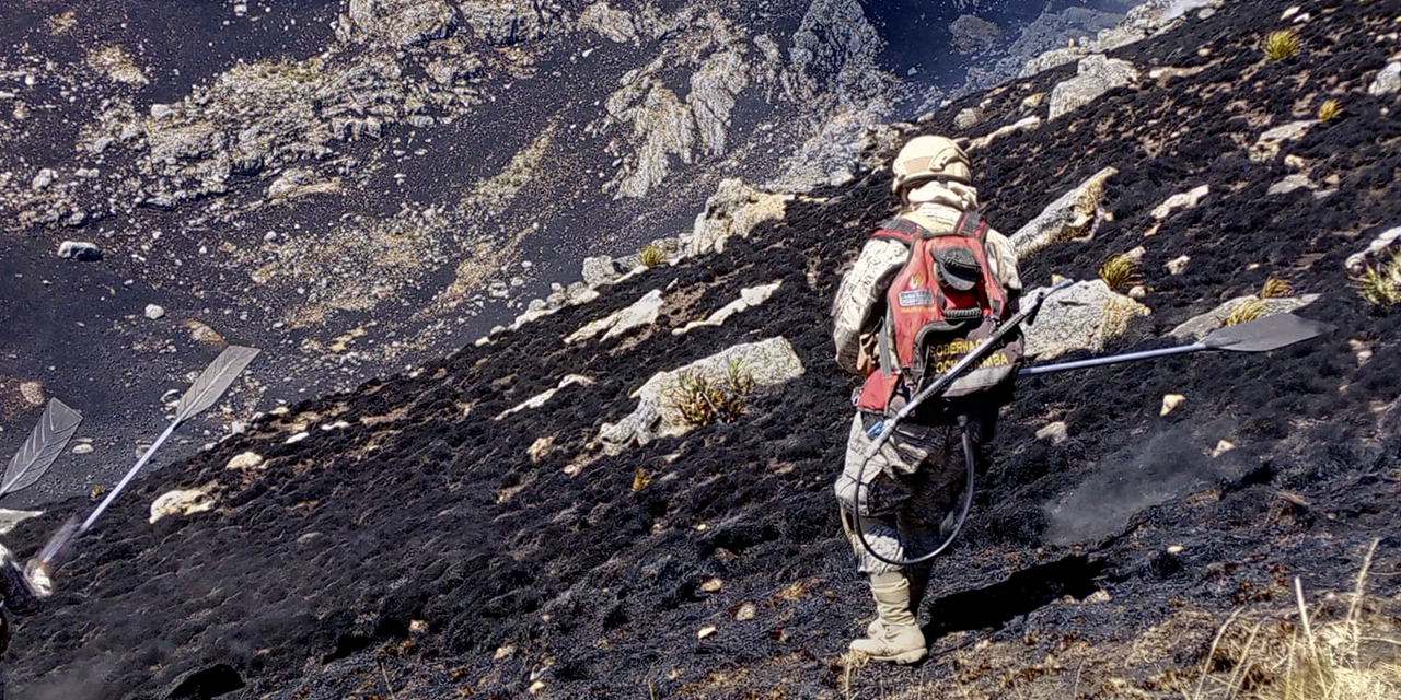 El incendio en Colomi, Cochabamba, fue controlado gracias al trabajo de militares, bomberos forestales y voluntarios. (Foto: Ministerio de Defensa)