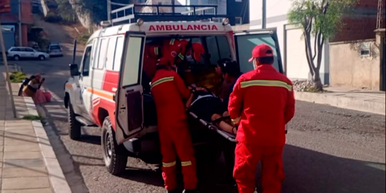 Bomberos ayudan a evacuar a las estudiantes. Foto:  Captura de pantalla