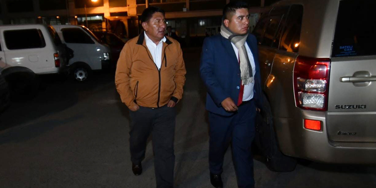 El Gobernador de Potosí (izq) en la Felcc de La Paz, el miércoles. / Foto: APG