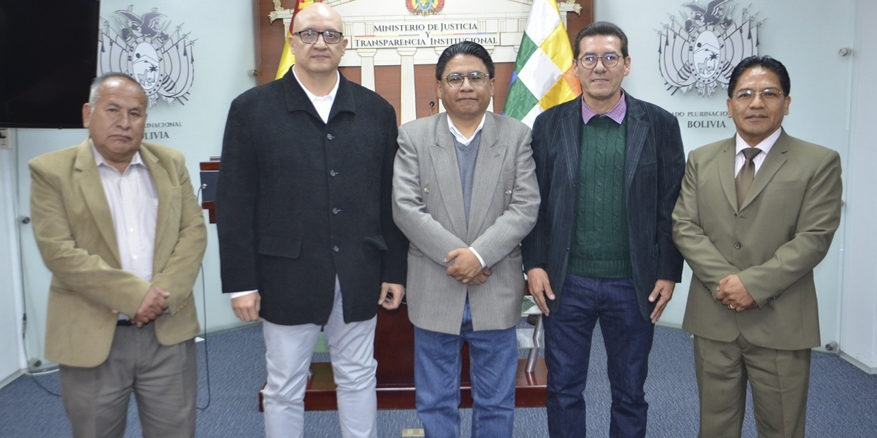 Autoridades de Justicia y representantes del Colegio de Veterinarios. 