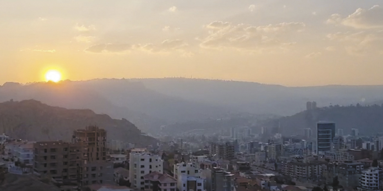 La ciudad de La Paz con humareda. | Foto: RRSS