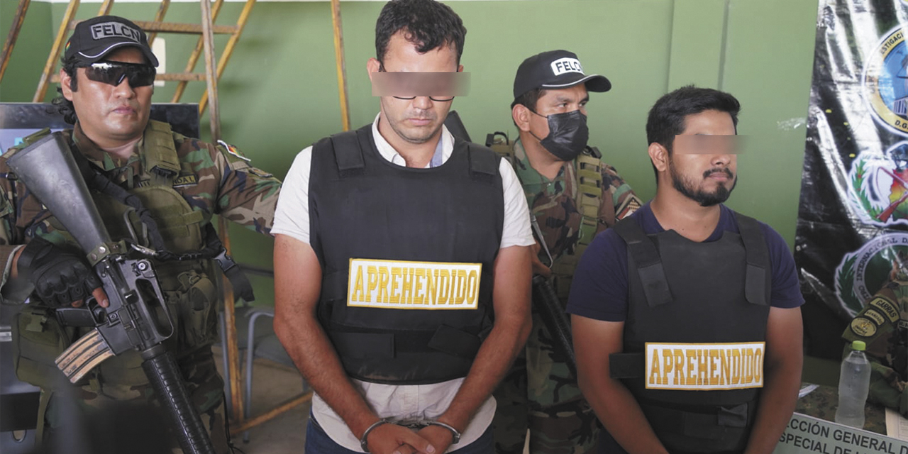Los ciudadanos bolivianos aprehendidos por transportar droga a bordo una avioneta. Los ciudadanos bolivianos aprehendidos por transportar droga a bordo una avioneta.Los ciudadanos bolivianos aprehendidos por transportar droga a bordo una avioneta.// FOTO:  Ministerio de gobierno