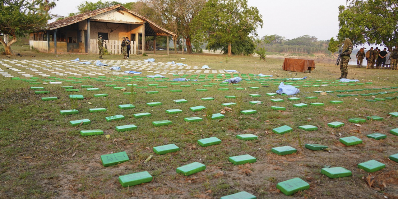 Un efectivo custodia parte de los paquetes decomisados en el operativo antidroga. | Foto: Ministerio de Gobierno