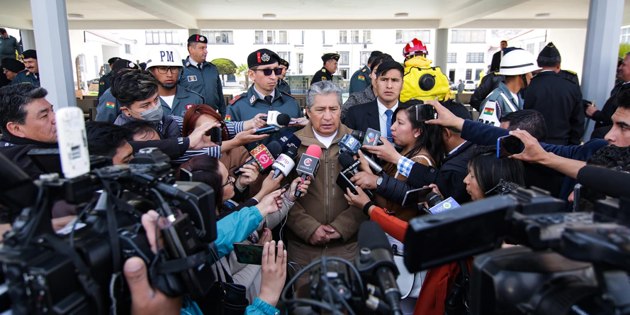 El ministro de Defensa, Edmundo Novillo, en el cuartel de Miraflores.