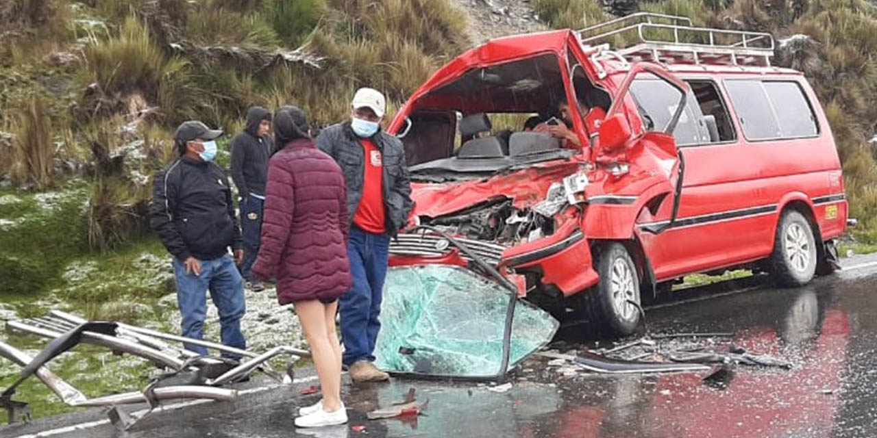 Un accidente de tránsito en la ruta entre los Yungas y La Paz.  | Foto: RRSS