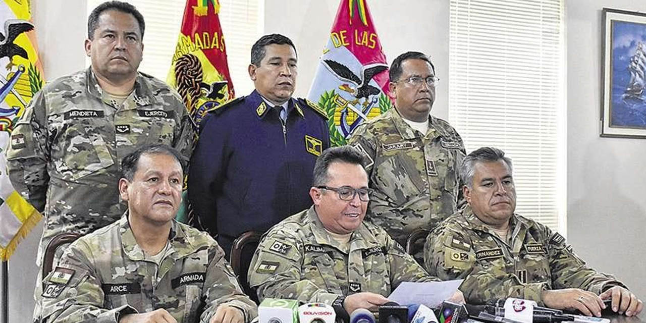 El 10 de noviembre de 2019 el Alto Mando Militar ‘sugirió’ la renuncia de Evo Morales. Arriba figuran Terceros y Jarjury. | Foto: RRSS