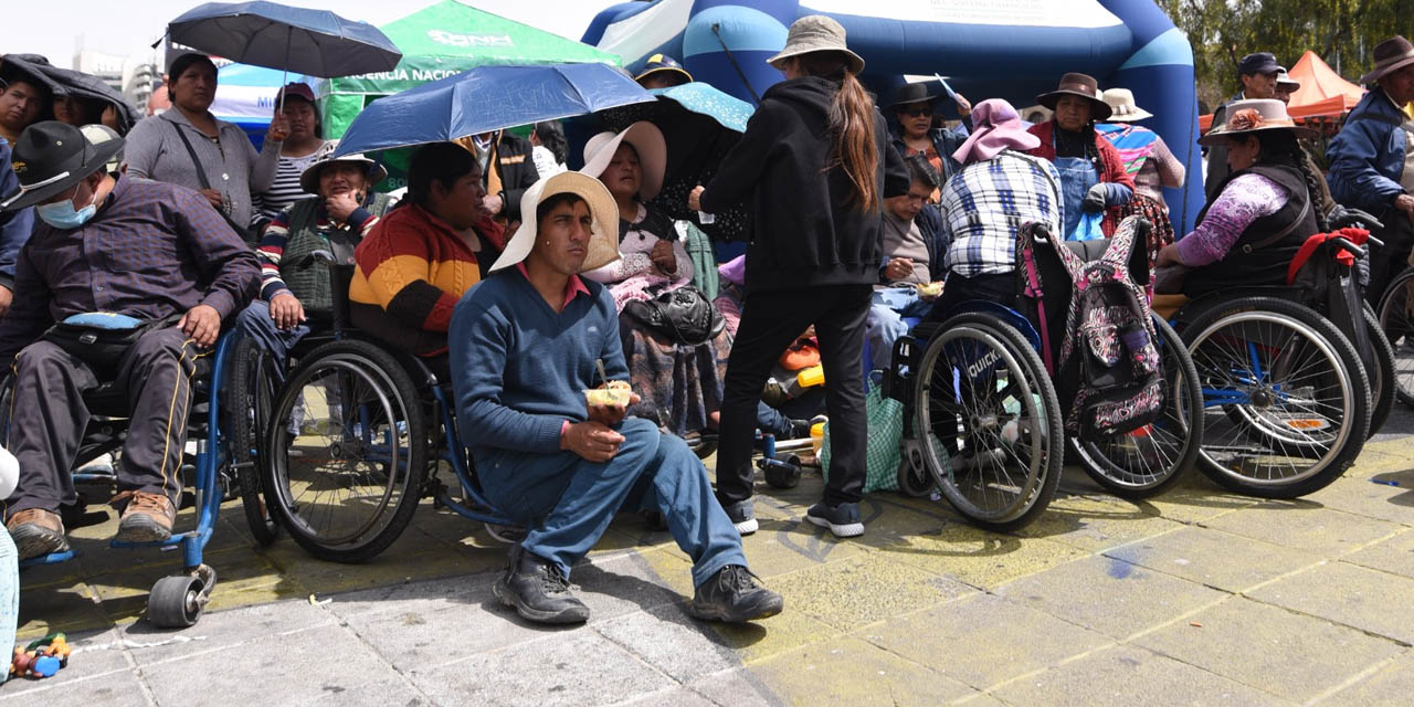 Personas con discapacidad durante un acto social en la plaza San Francisco. | Foto: RRSS