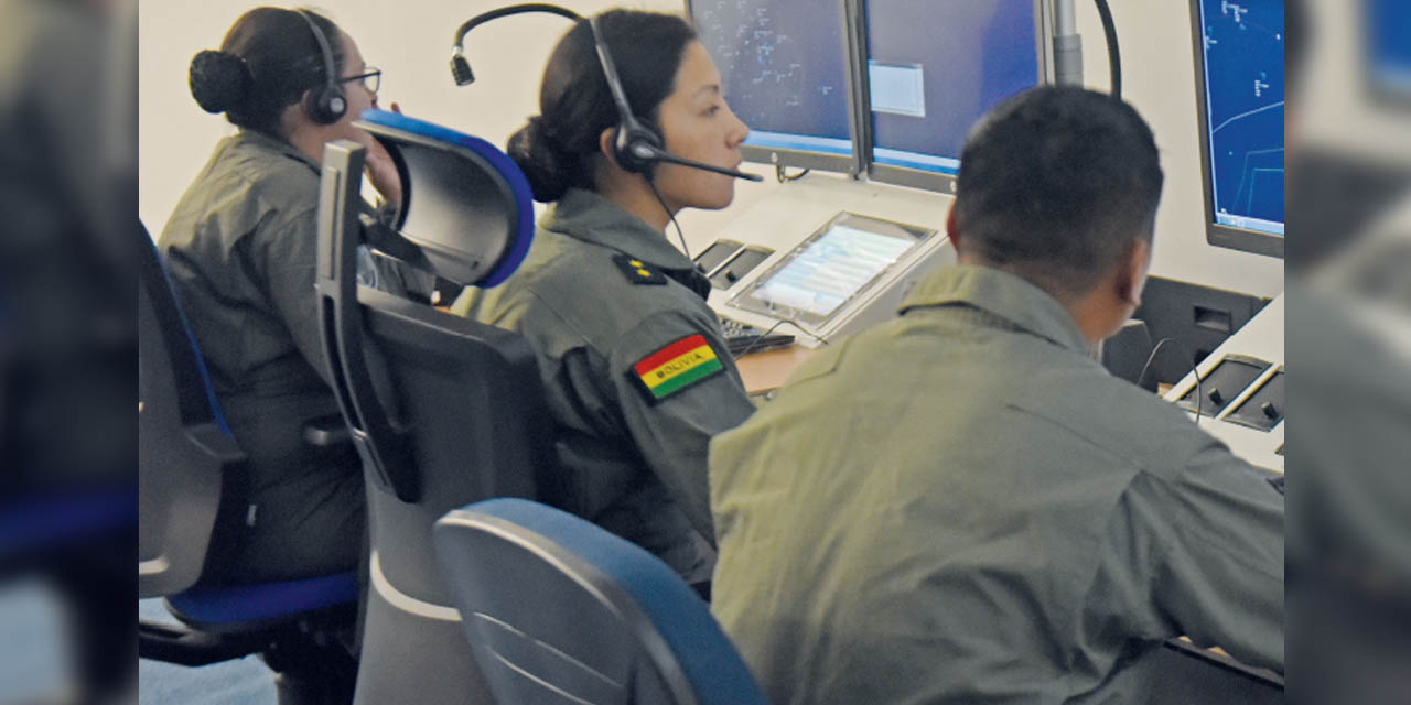 Efectivos de la Fuerza Aérea monitorean el espacio boliviano. | Foto: Archivo