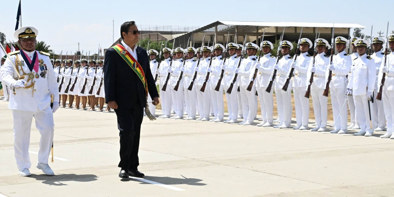 El presidente Luis Arce durante el acto organizado en Carcaje por los 50 años de la Escuela Naval Militar. | Foto: Presidencia