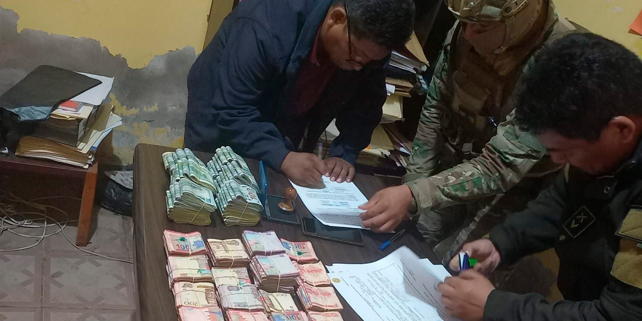 Los militares del Comando Estratégico Operacional de Lucha Contra el Contrabando cuentan el dinero comisado. Foto: MD