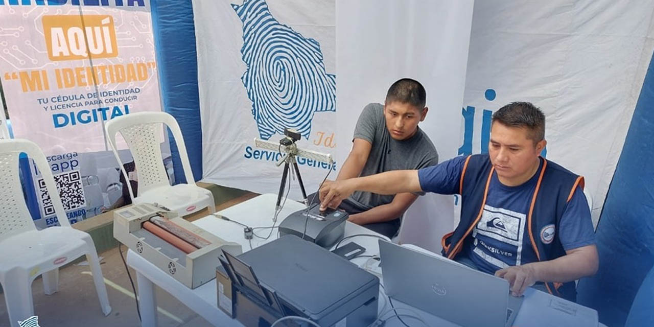 Un funcionario del Segip en pleno proceso de toma de datos para la emisión de una cédula de identidad. | Foto: Segip