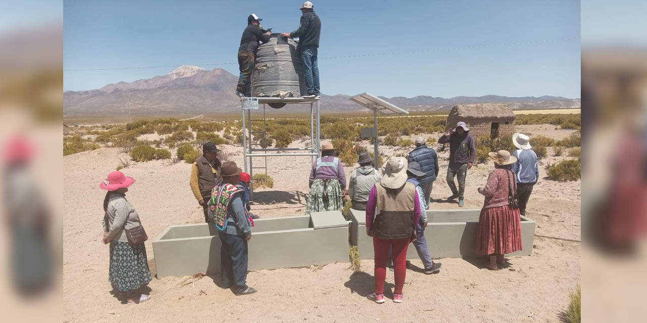 La lucha contra la sequía implica la dotación de tanques de agua y la perforación de pozos. | Foto: MDRyT