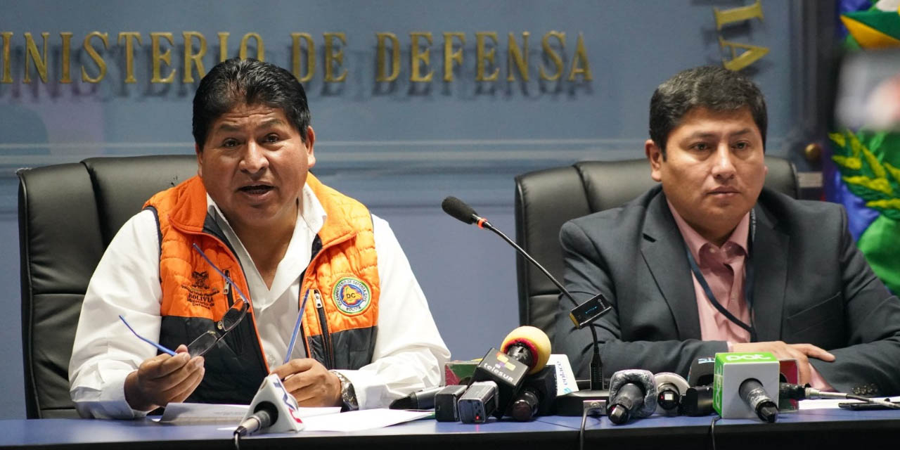 Los viceministros Juan Carlos Calvimontes y Bernardo Nina, en conferencia de prensa. | Foto: Jorge Mamani