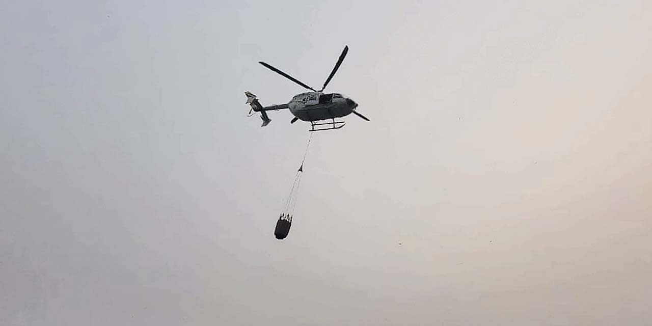 Un helicóptero con Bambi Bucket en labores de descarga ante un incendio. | Foto: Ministerio de Defensa