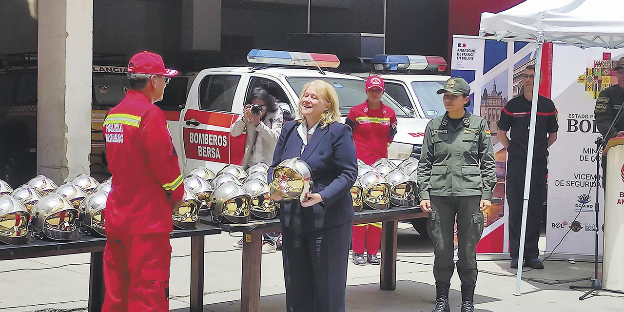La embajadora de Francia, Helene Rous, hace entrega de cascos a las autoridades               de Bomberos Antofagasta en La Paz. | Foto: MHE