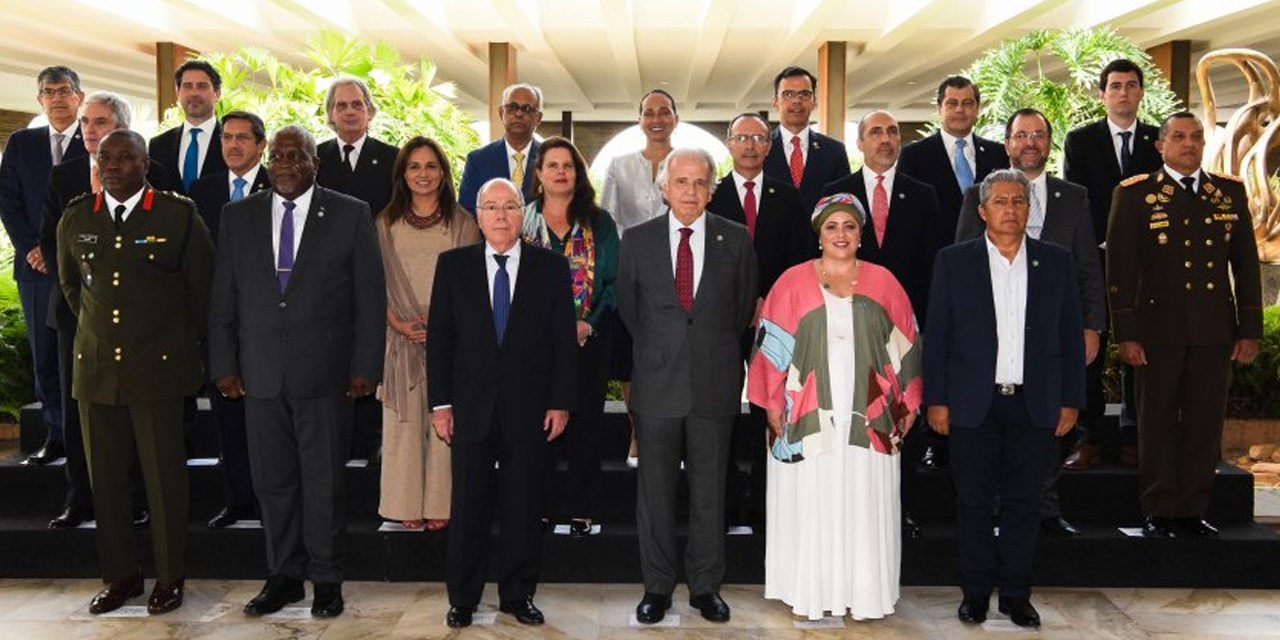 La foto oficial de la I Reunión de Diálogo Sudamericano entre ministros de Defensa y Relaciones Exteriores. Foto: MRECH