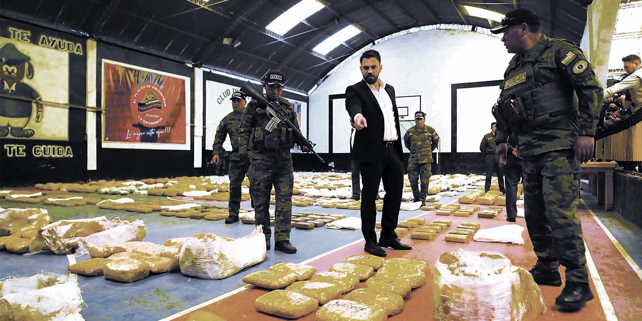 El ministro Eduardo Del Castillo  inspecciona la droga incautada. | Foto: Ministerio de Gobierno 