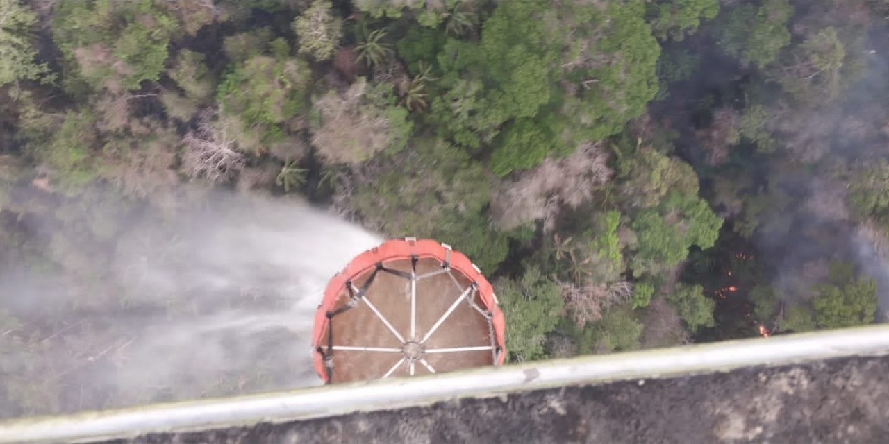 Uno de los operativos de descarga de agua con el equipo bambi bucket en San Buenaventura, La Paz. Foto: DICOS Fuerza Aérea Boliviana
