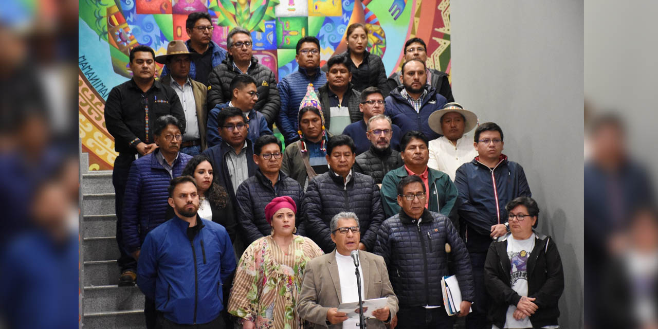 Los ministros en conferencia de prensa en la  Casa Grande del Pueblo. | Foto: Jorge Mamani