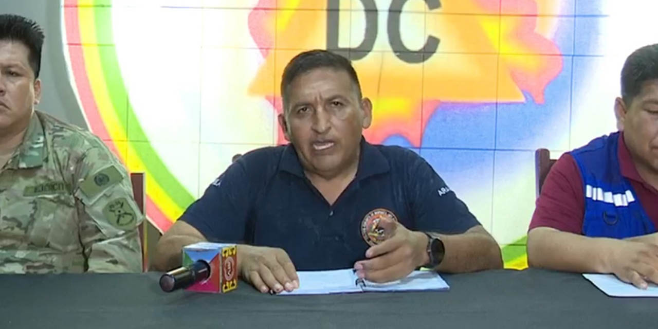 El jefe de operaciones del Comando Conjunto de Respuesta ante Eventos Adversos (CCREA), Percy Arandia (centro).