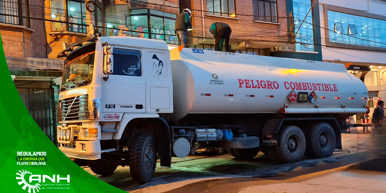 Personal de la ANH revisa la cisterna retenida por el desvío de carburantes. Foto: ANH