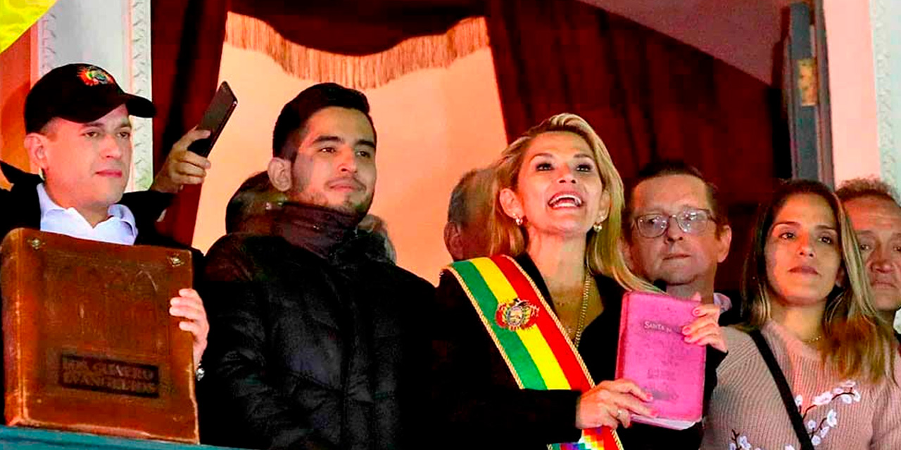 Luis Fernando Camacho sostiene la biblia al igual que Jeanine Añez, el 12 de noviembre de 2019. Foto: Erbol