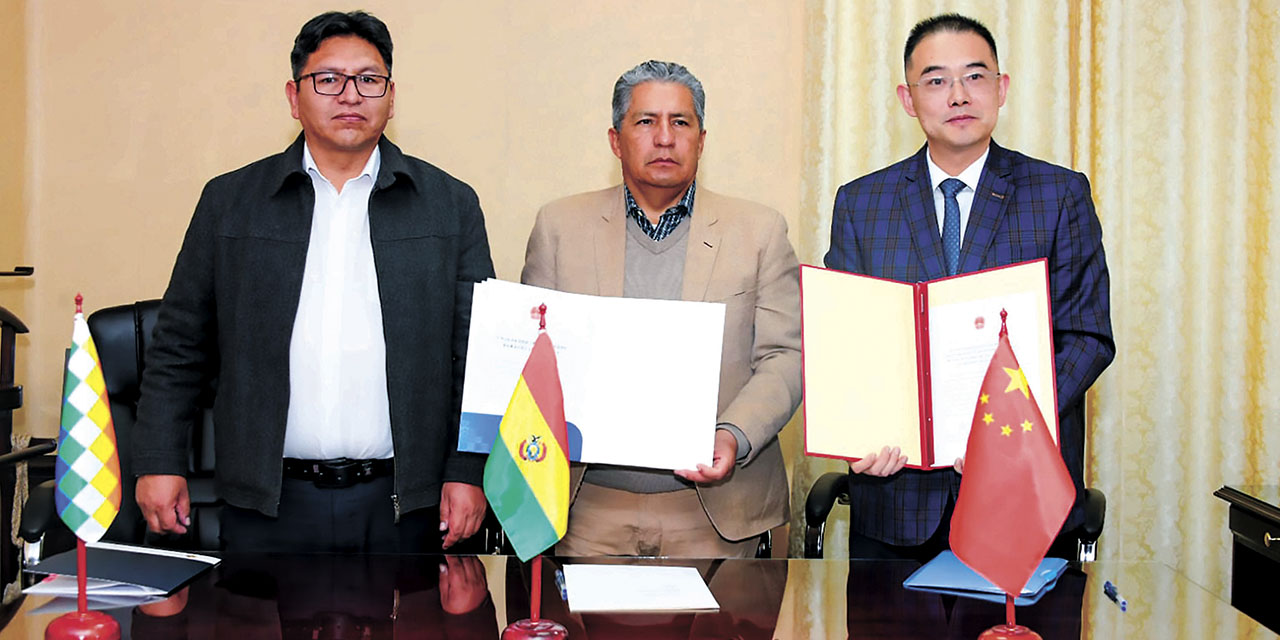 Autoridades nacionales y de China. | Foto: MRE
