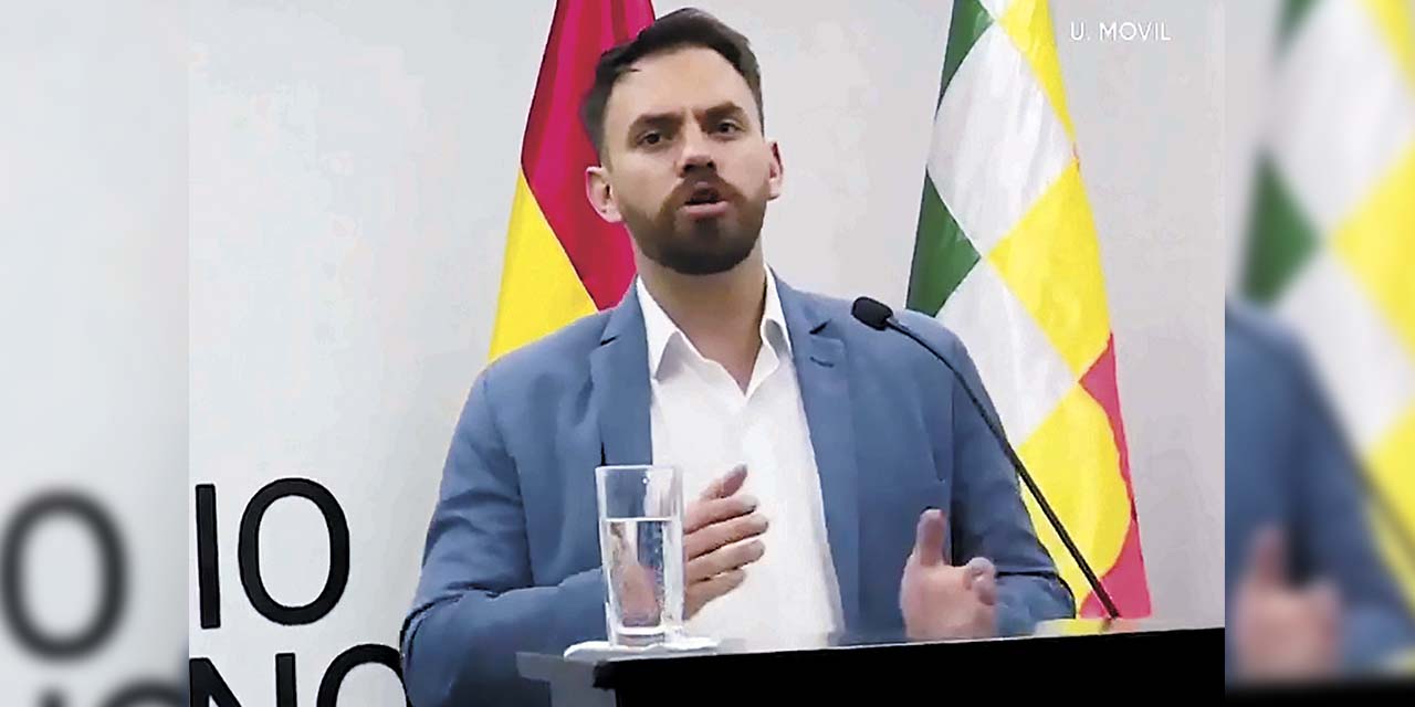 El ministro Eduardo Del Castillo en conferencia de prensa. | Foto: Bolivia Tv