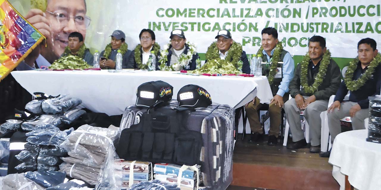 Acto de entrega del equipamiento. | Foto: MDRyT
