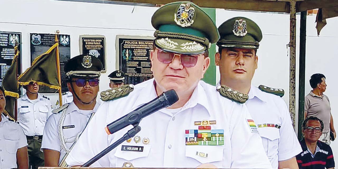 El comandante de la Policía en Santa Cruz, Erick Holguín, durante un acto público. | Foto: Comando de la Policía de Santa Cruz
