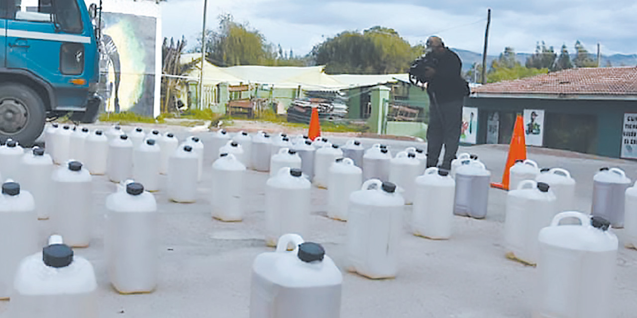 Los bidones con ácido sulfúrico incautados por la FELCN. Foto: Ministerio de Gobierno
