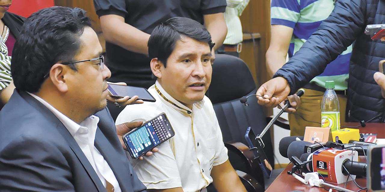 El gobernador de Chuquisaca, Damián Condori, con autoridades locales y de la Procuraduría  del Estado. | Foto: Gobernación de Chuquisaca